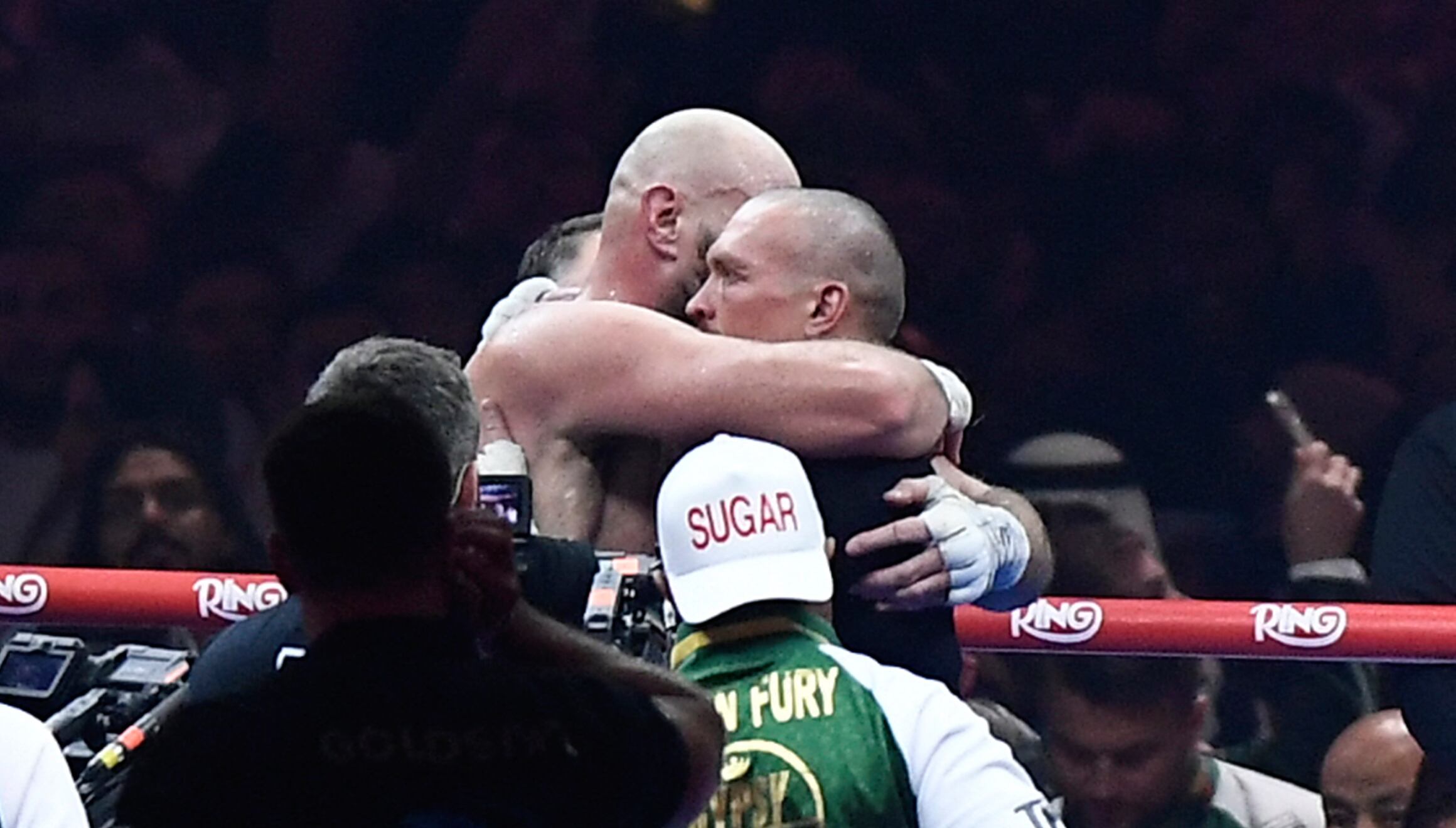 Usyk se ha convertido en un símbolo nacional para Ucrania y uno de los primeros en felicitarle por esta nueva victoria fue el presidente de su país, Volodimir Zelenski. (Foro: AFP)