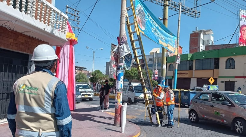 La manipulación de los postes por personas sin capacitación ni equipos de protección representa un peligro alto de electrocución. (Foto: Difusión)