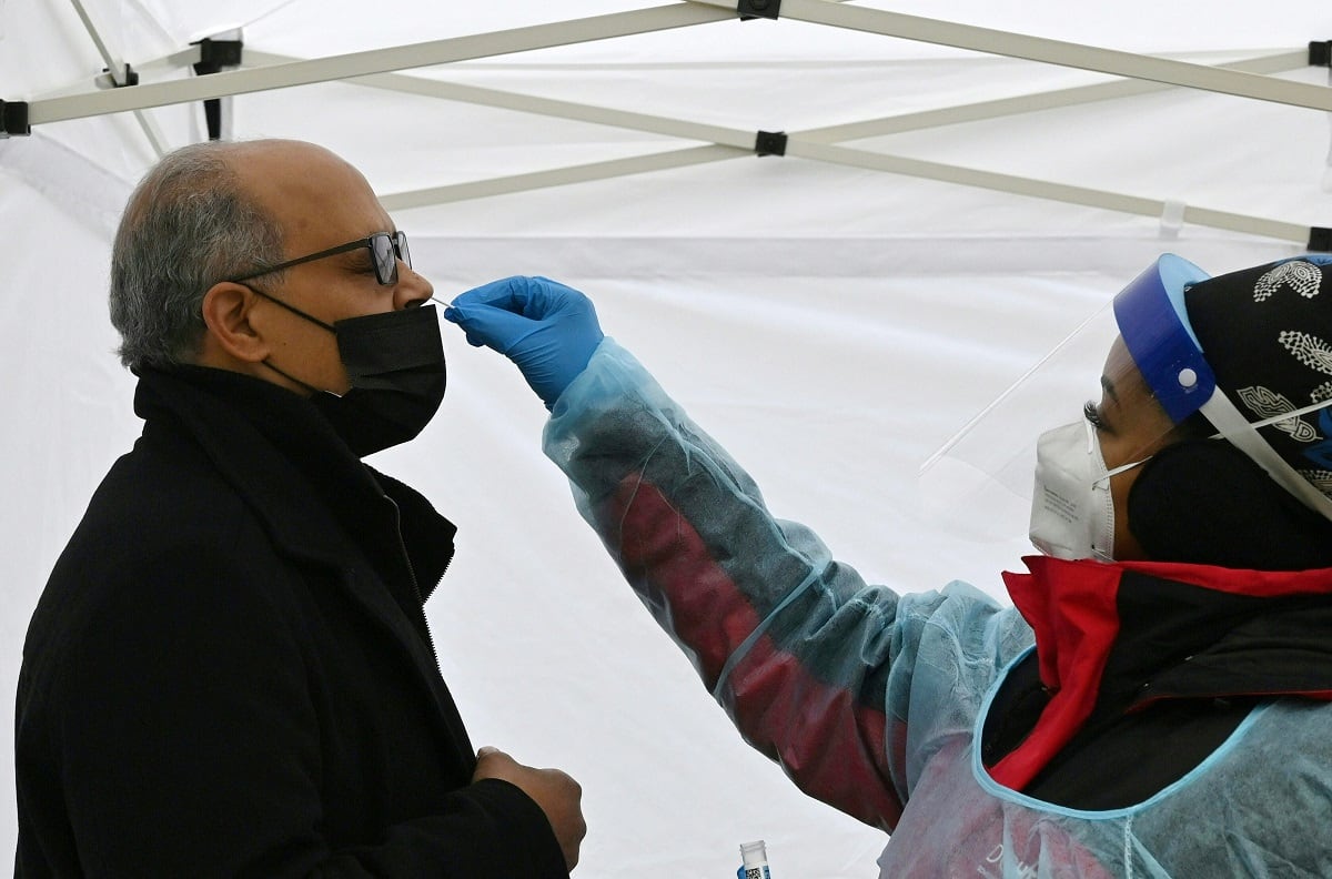 Un hombre se hace la prueba de covid-19 en un sitio de pruebas en Washington, DC, el 29 de diciembre de 2021. (Foto de Eva HAMBACH / AFP)