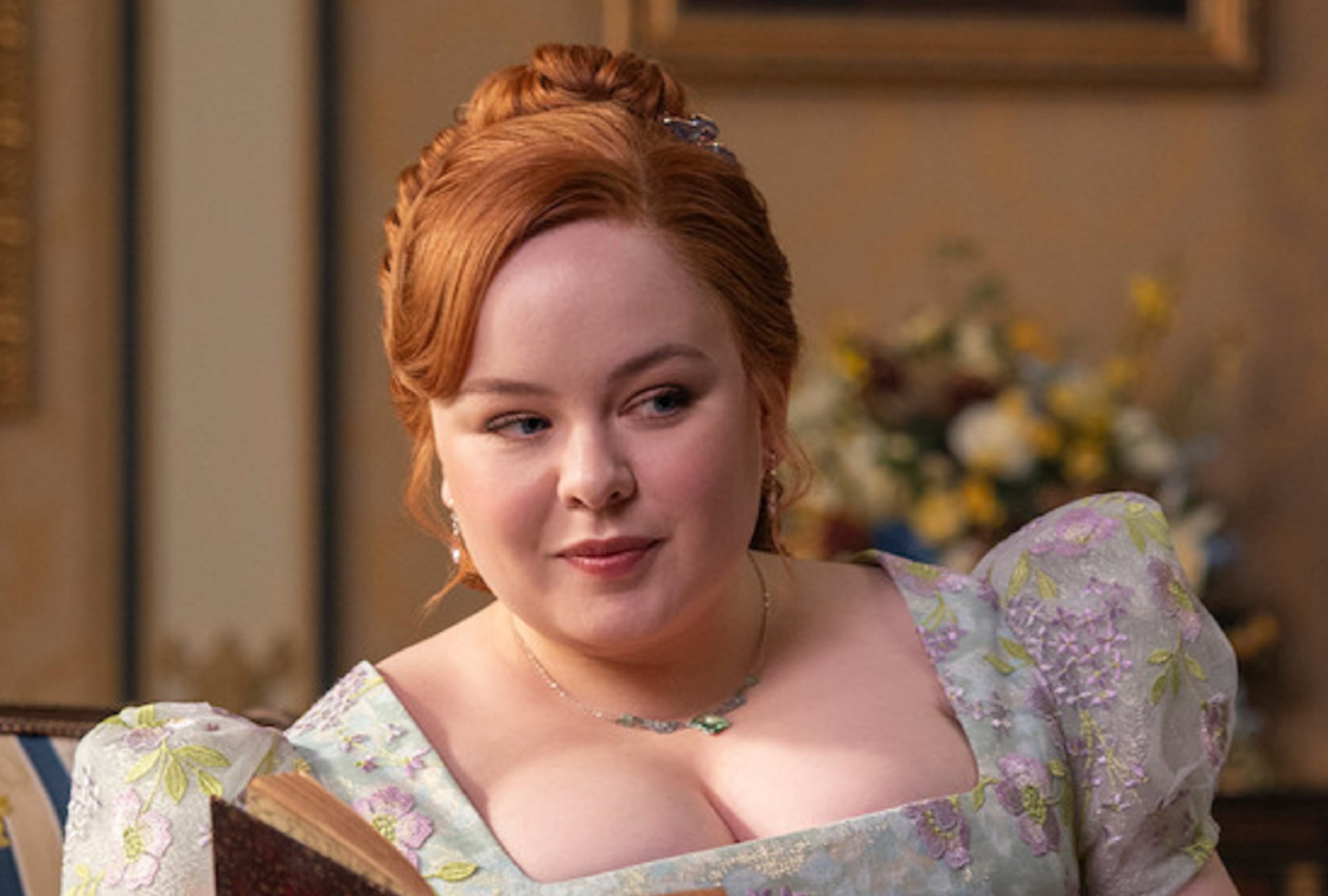 Penélope (Nicole Coughlan) le solicita a la reina Charlotte permiso para dejar la pluma de Lady Whistledown en la segunda parte de la cuarta temporada de "Bridgerton" (Foto: Netflix)