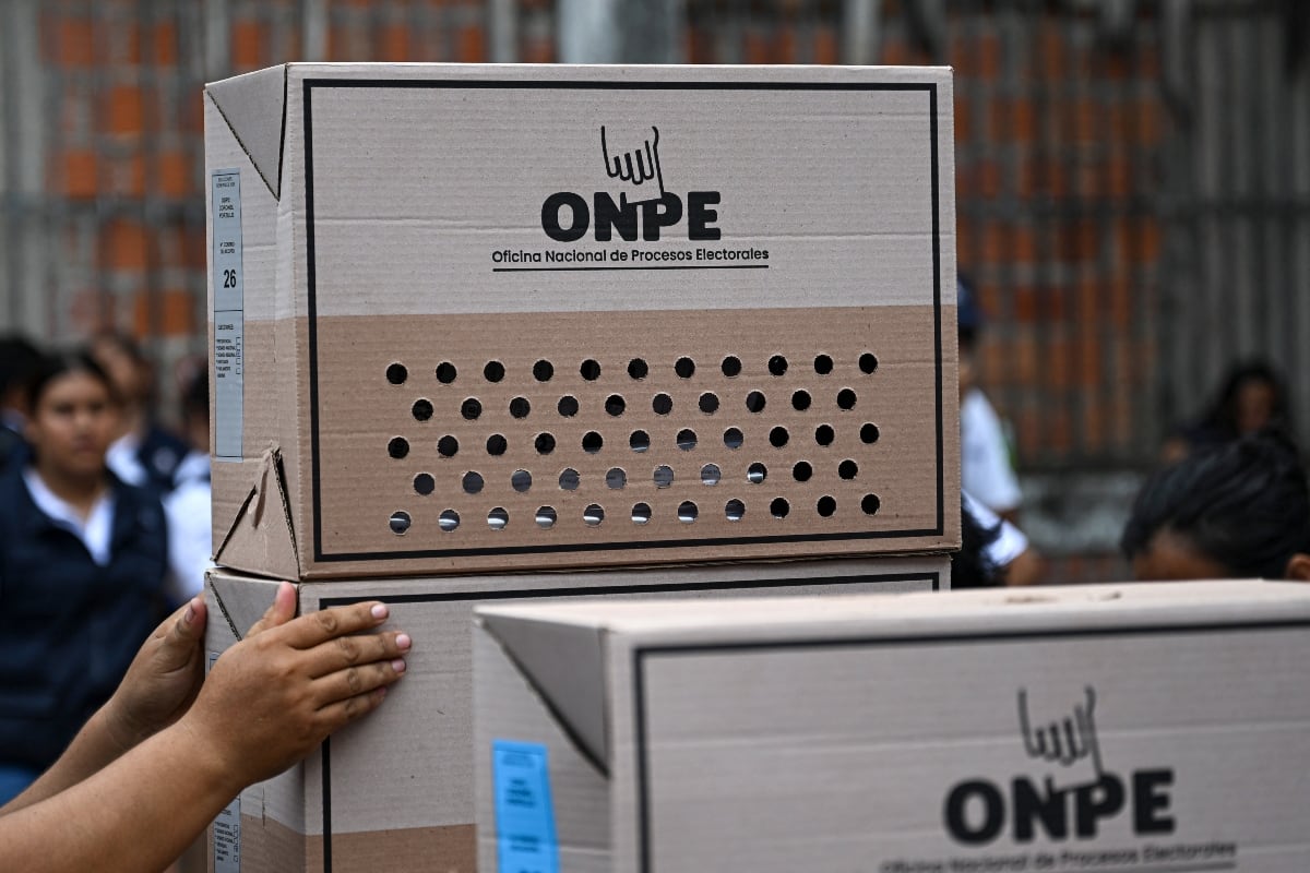 Vista de los materiales electorales de la Oficina Nacional de Procesos Electorales (ONPE) del Perú siendo inspeccionados para su registro y almacenamiento. (Foto de Hugo Alejos / AFP).