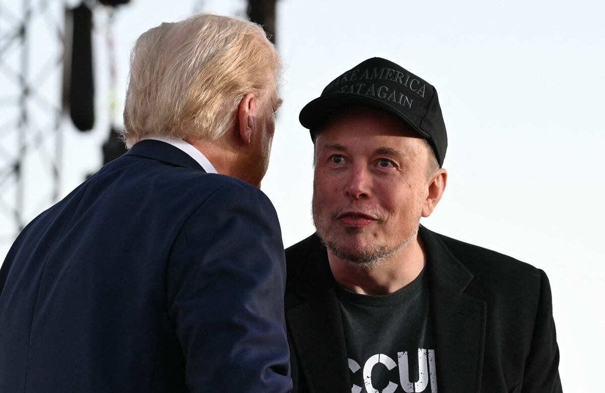 El director ejecutivo de Tesla, Elon Musk, se une al expresidente estadounidense y candidato presidencial republicano Donald Trump durante un mitin de campaña en Butler, Pensilvania, el 5 de octubre de 2024. (Foto de Jim WATSON / AFP)
