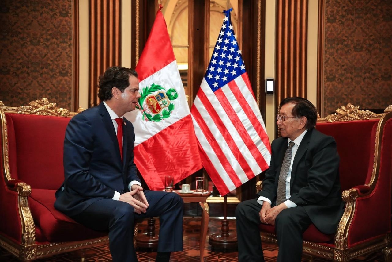 El presidente José María Balcázar junto al embajador de Estados Unidos en el Perú, Bernie Navarro, en Palacio de Gobierno. Designación de HdS busca recuperar la imagen ante las potencias internacionales. Foto: Presidencia