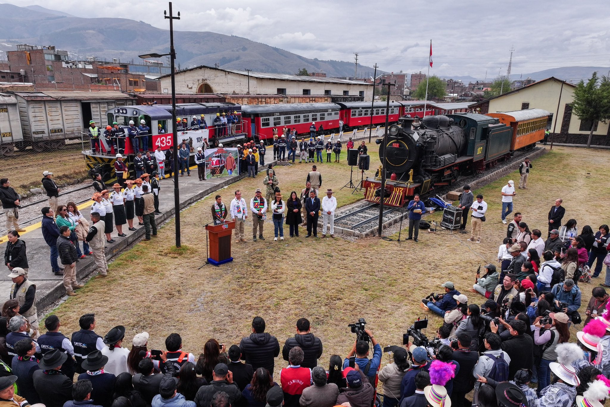 En el centenario del Ferrocarril Huancayo-Huancavelica, la mandataria anunció que buscará ampliar la vía férrea y mejorar la carretera Huancavelica-Santa Inés. Foto: Presidencia.