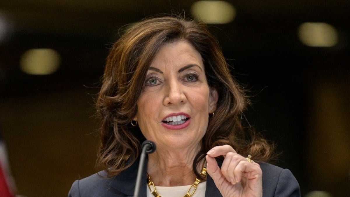 La propuesta de Hochul para aumentar el salario mínimo en Nueva York pese a confirmación de que se mantendrá igual en 2027