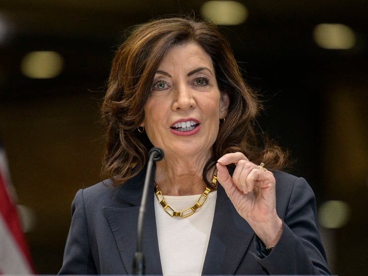 La gobernadora de Nueva York, Kathy Hochul, firmó la ley el 6 de agosto (Foto: AFP)