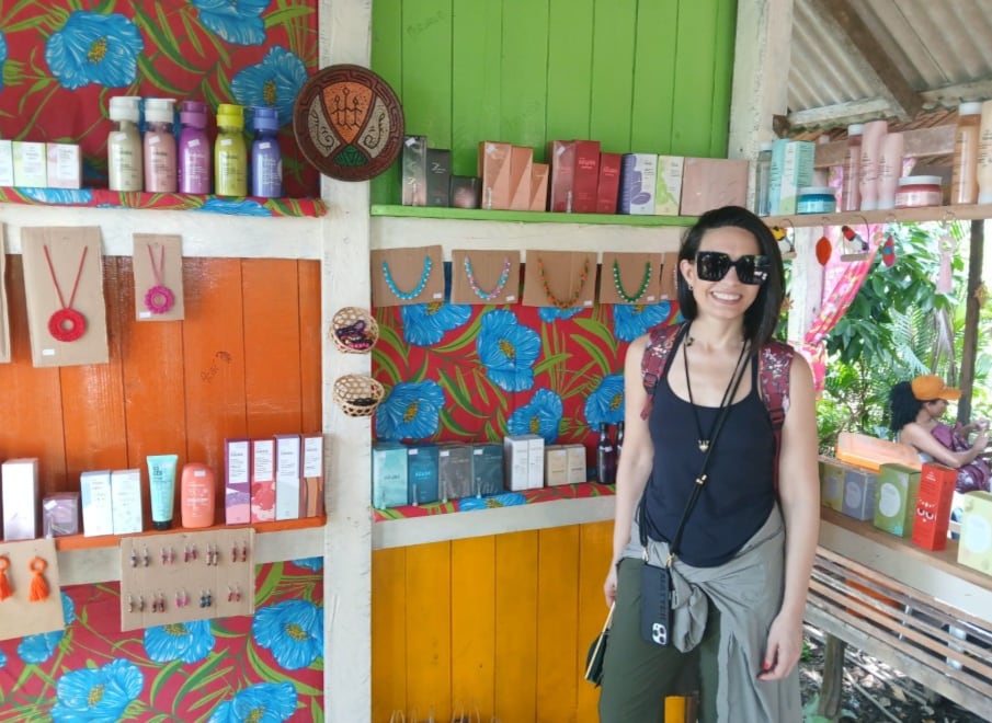 Sabina Zaffora, gerente de sustentabilidad en Natura para los países hispanos, junto a productos elaborados con insumos de la Amazonía. Foto: Gestión.