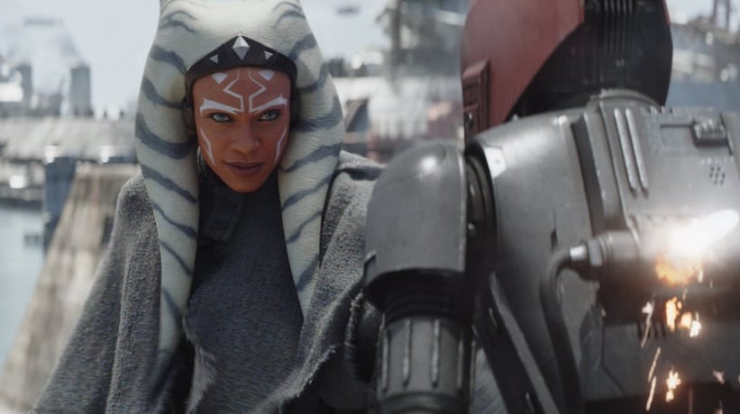 Rosario Dawson en una escena de acción de "Ahsoka", serie exclusiva de Disney+ (Foto: Lucasfilm)