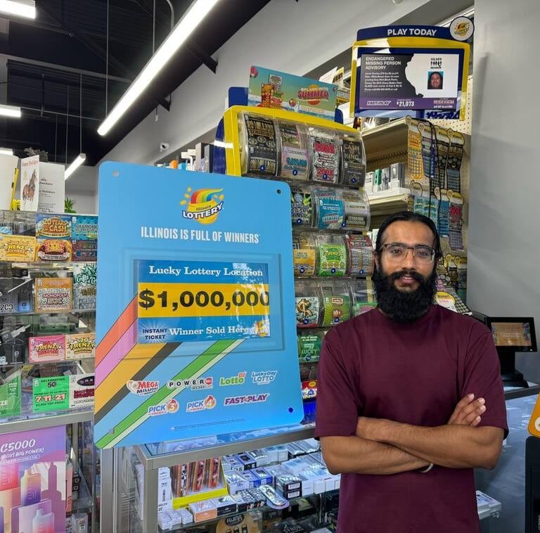 Anup Singh, dueño de la tienda en la que se vendió el boleto ganador de US$1 millón (Foto: Lotería de Illionois)