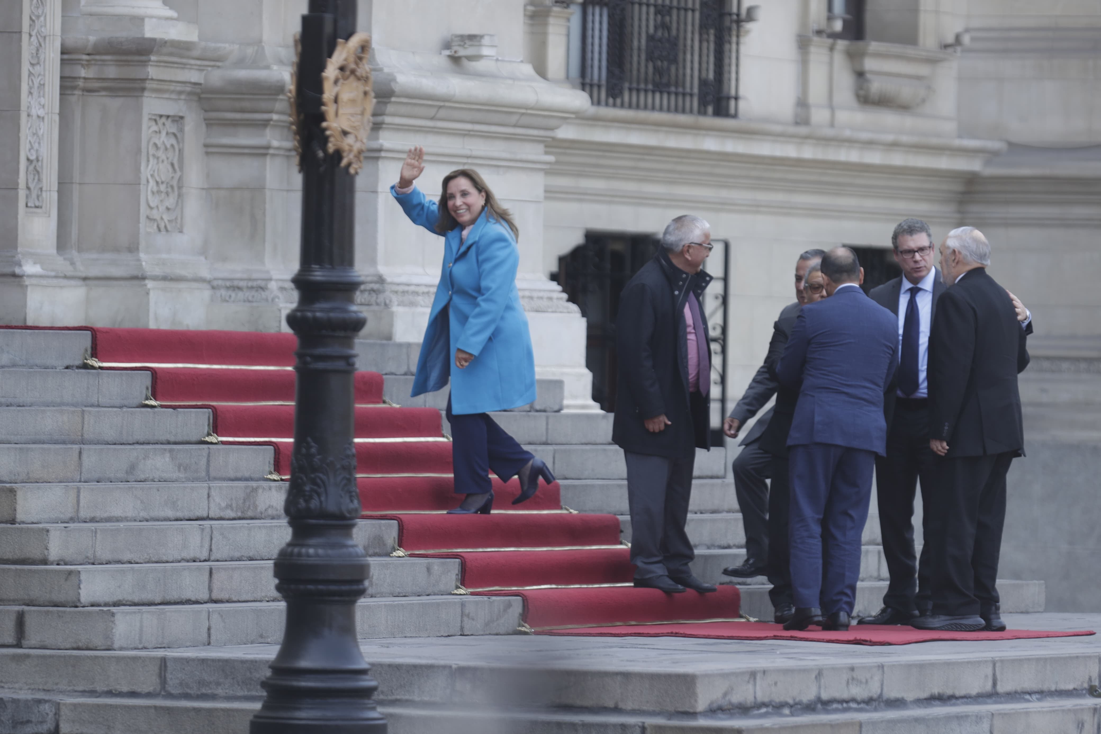 Salida de los congresistas Héctor Acuña, Jorge Montoya y Javier Padilla de la bancada Honor y Democracia después de reunirse con la presidenta Dina Boluarte. Fotos: Hugo Pérez / GEC.