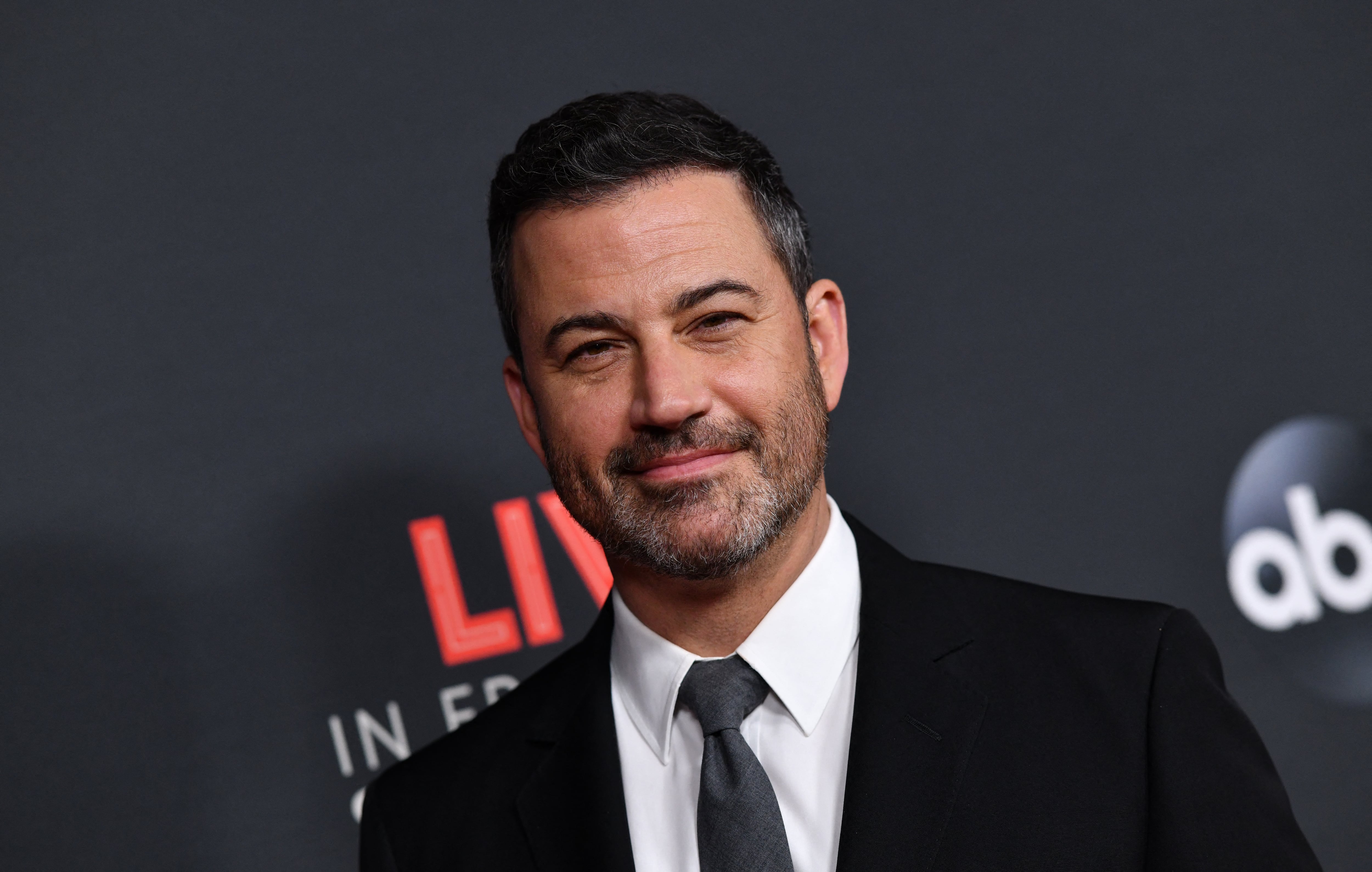 El presentador de televisión estadounidense Jimmy Kimmel llega al programa "Una velada con Jimmy Kimmel" en el hotel Roosevelt de Hollywood el 7 de agosto de 2019. (Foto de Chris Delmas / AFP).
