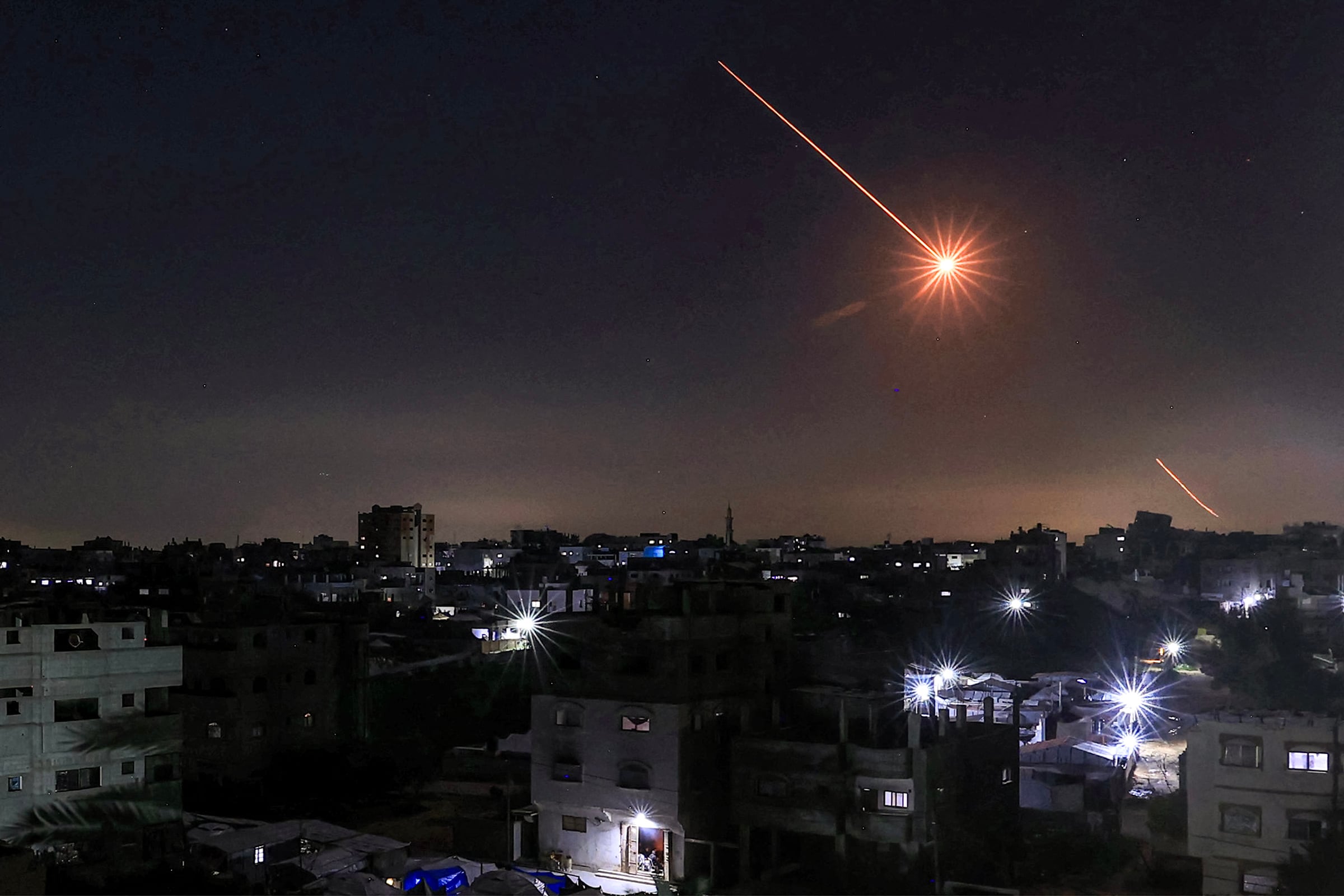 En la Franja de Gaza central, se observa un misil lanzado desde Irán. (Foto de Eyad Baba / AFP).