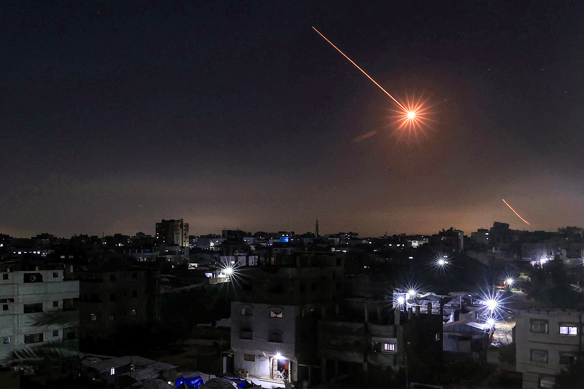En la Franja de Gaza central, se observa un misil lanzado desde Irán. (Foto de Eyad Baba / AFP).