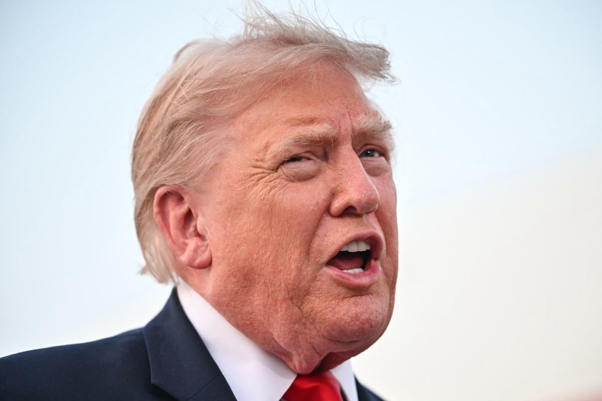 El presidente estadounidense Donald Trump habla con los periodistas tras bajar del Air Force One a su regreso a la Base Conjunta Andrews en Maryland, el 19 de julio de 2026. (Foto: Mandel NGAN / AFP)
