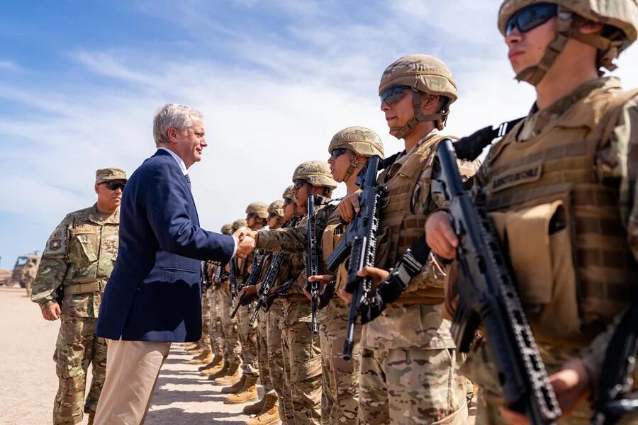 El presidente de Chile, José Antonio Kast, en la frontera. (Foto: EFE)