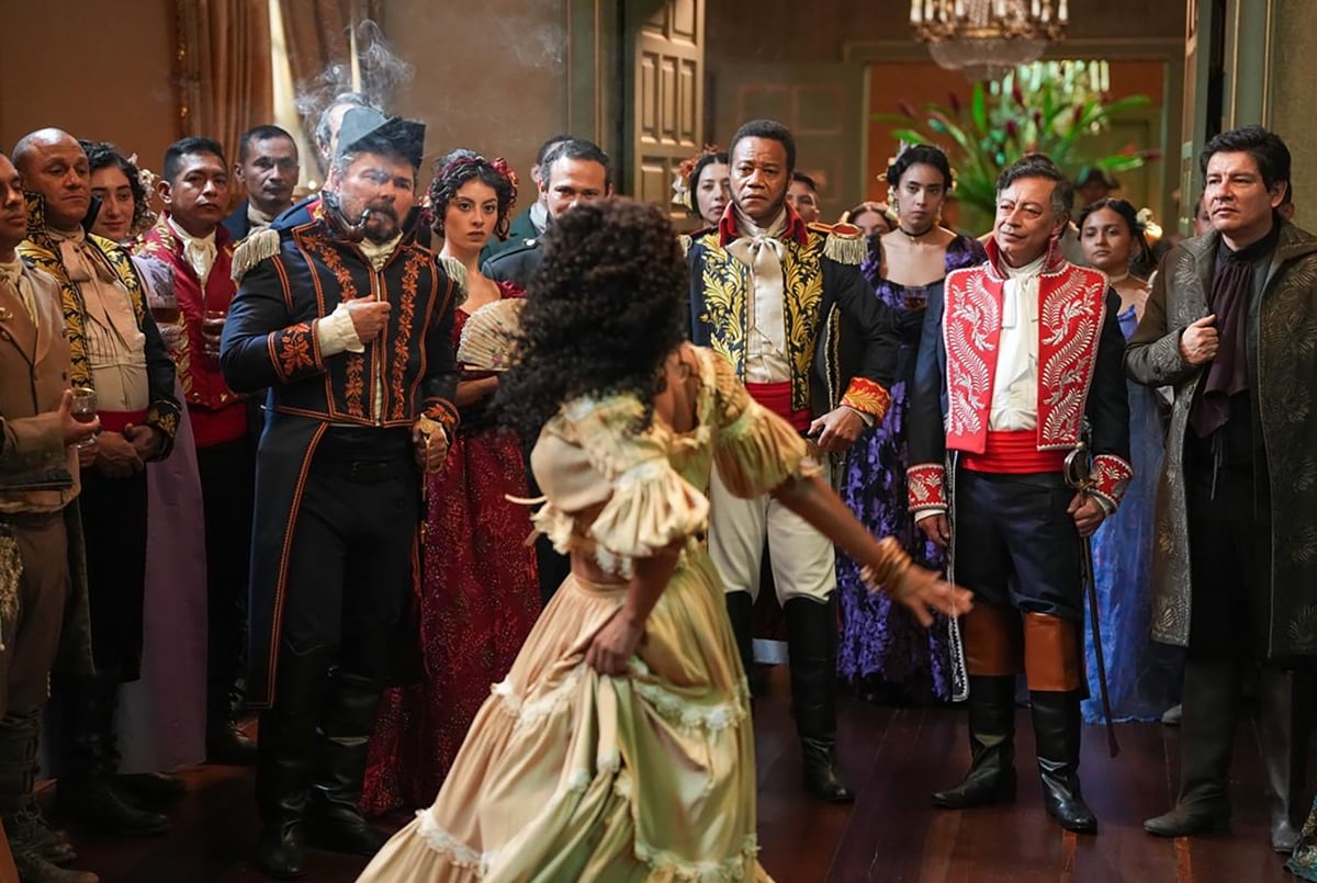 Fotografía cedida por la Presidencia de Colombia, del mandatario colombiano Gustavo Petro (2-d) participando en el rodaje de una película sobre el almirante José Prudencio Padilla, un prócer de la Independencia, protagonizada por el actor estadounidense Cuba Gooding Jr. (c-d). EFE/ Presidencia de Colombia