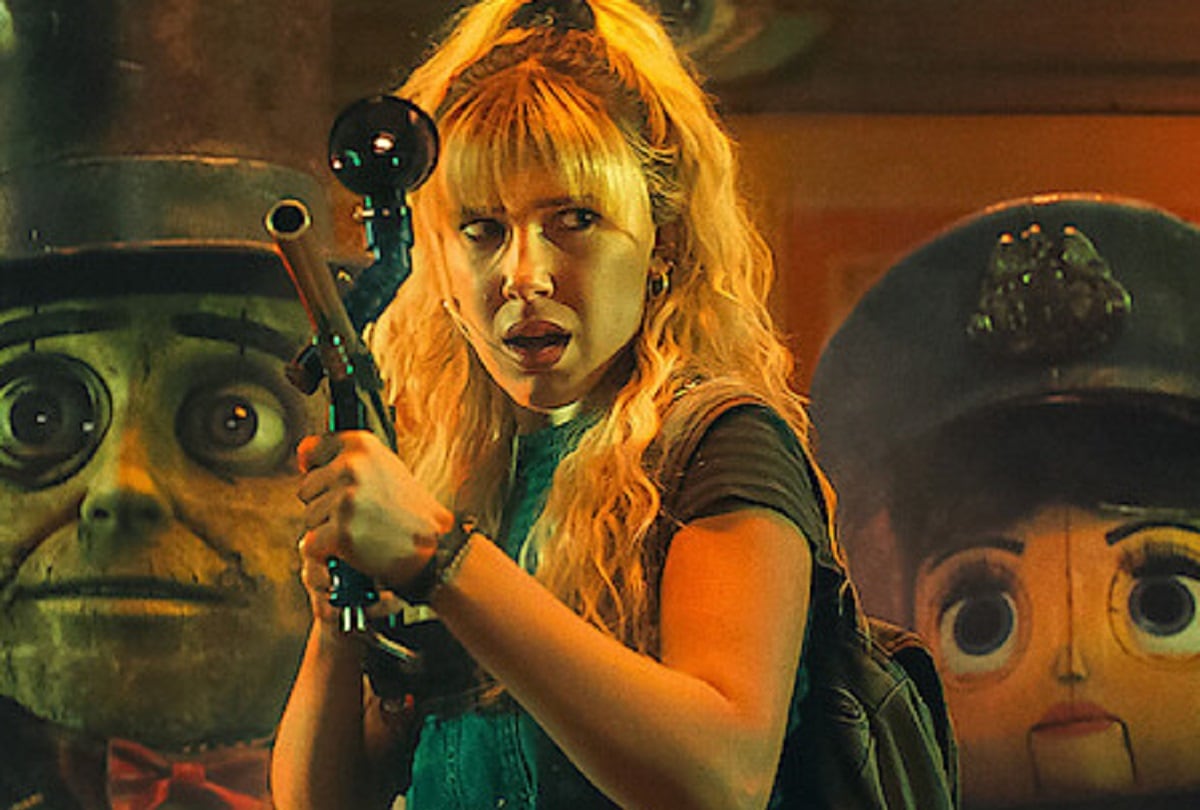 Woody Harrelson como el Sr. Peanuts, Millie Bobby Brown como Michelle y Jenny Slate como Penny Pal en la película de ciencia ficción "Estado eléctrico" (Foto: Netflix)