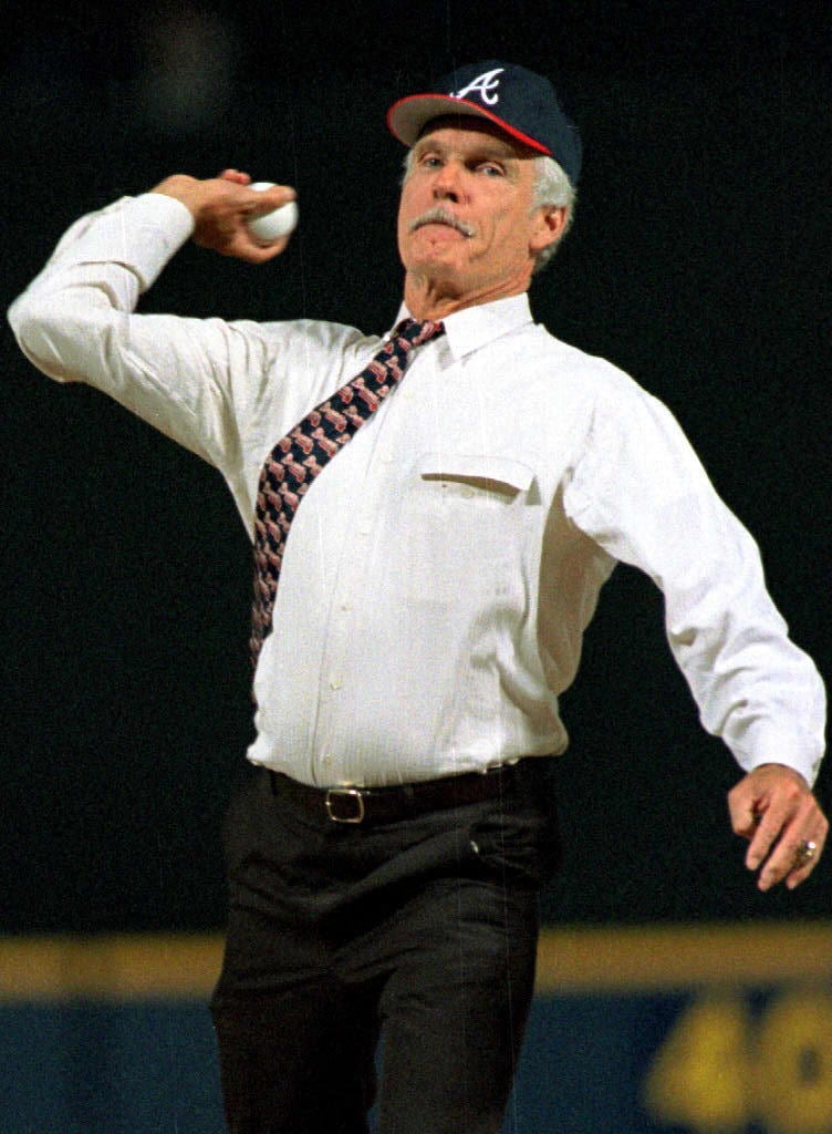 Ted Turner, propietario de los Atlanta Braves, realiza el lanzamiento ceremonial de la primera bola antes del primer partido de la temporada regular en el nuevo estadio de los Braves, Turner Field, el 4 de abril de 1997. (Foto de STEVEN R. SCHAEFER / AFP)