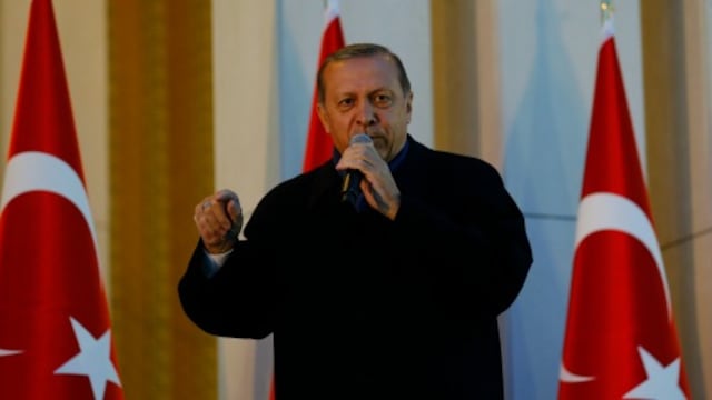 Presidente turco denuncia "mentalidad de cruzados" de Occidente tras críticas por referendo