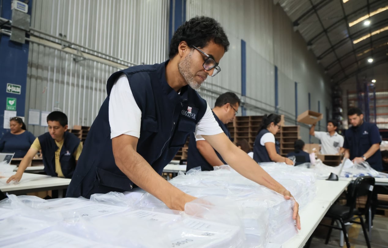 En una votación altamente polarizada, la cobertura de mesas es clave. Te explicamos los esquemas de compensación económica, viáticos para zonas rurales y las funciones de estos actores en la jornada electoral. (Foto: ONPE)