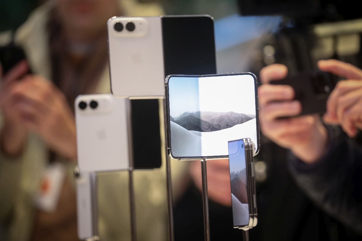 Teléfonos inteligentes iPhone Duo en la tienda de Apple de la Quinta Avenida durante el primer día de venta en tienda en Nueva York, Estados Unidos, el viernes 23 de octubre de 2026.
