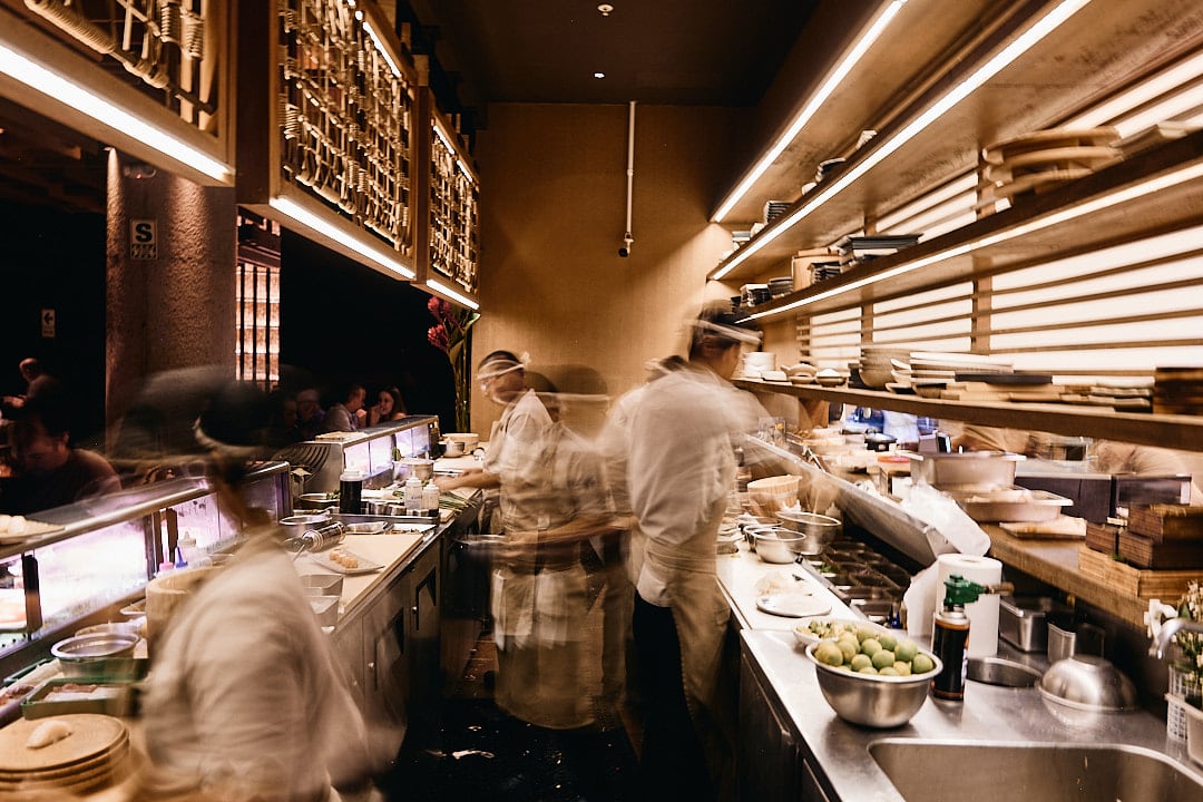 Cocina Nikkei: fusión de técnica japonesa y sabores peruanos, que combina disciplina en procesos con insumos e identidad local.