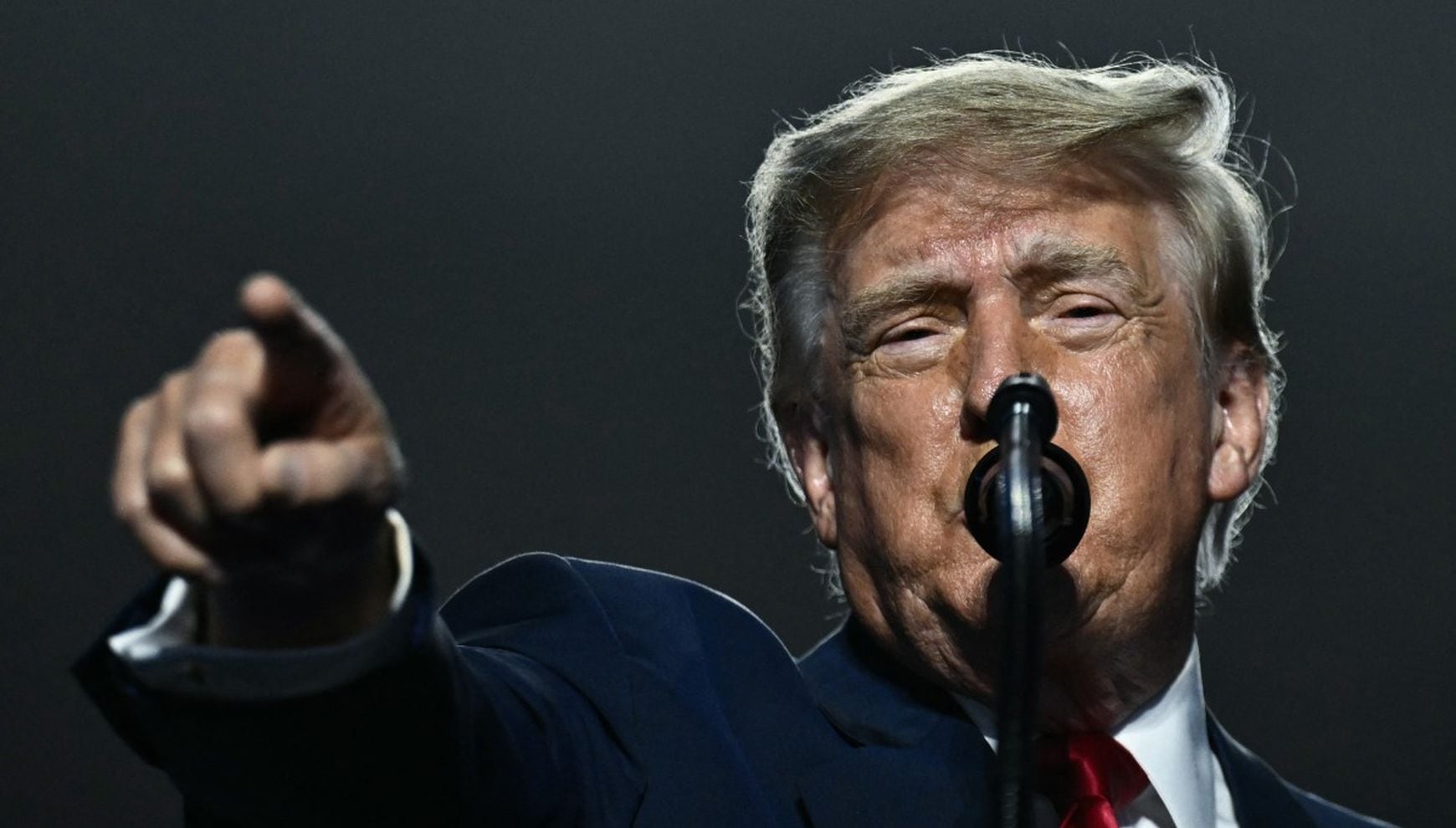El presidente Donald Trump prometió US$5,000 a cada adulto estadounidense si los republicanos conservan el control del Congreso en noviembre (Foto: Brendan Smialowski / AFP)