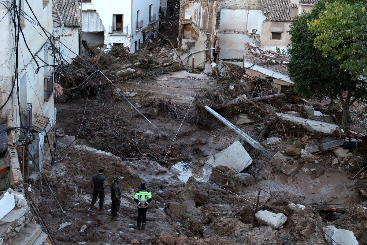 Una fotografía tomada el 30 de octubre de 2024 muestra una calle devastada por las inundaciones en Letur, al suroeste de Valencia, al este de España (Foto: Oscar del Pozo / AFP)