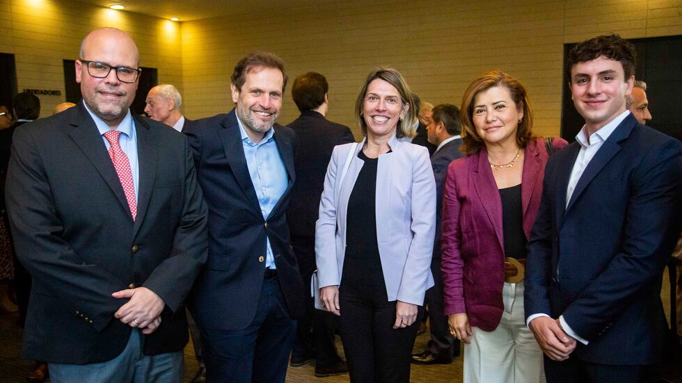 Emilio Rossi (Asociación Peruana de Telecomunicaciones), Mauricio Mazzón (Integratel Perú), Urpi Torrado (Datum); Rosa Asca (Caja Huancayo) y William Dumbar (Integratel Perú).