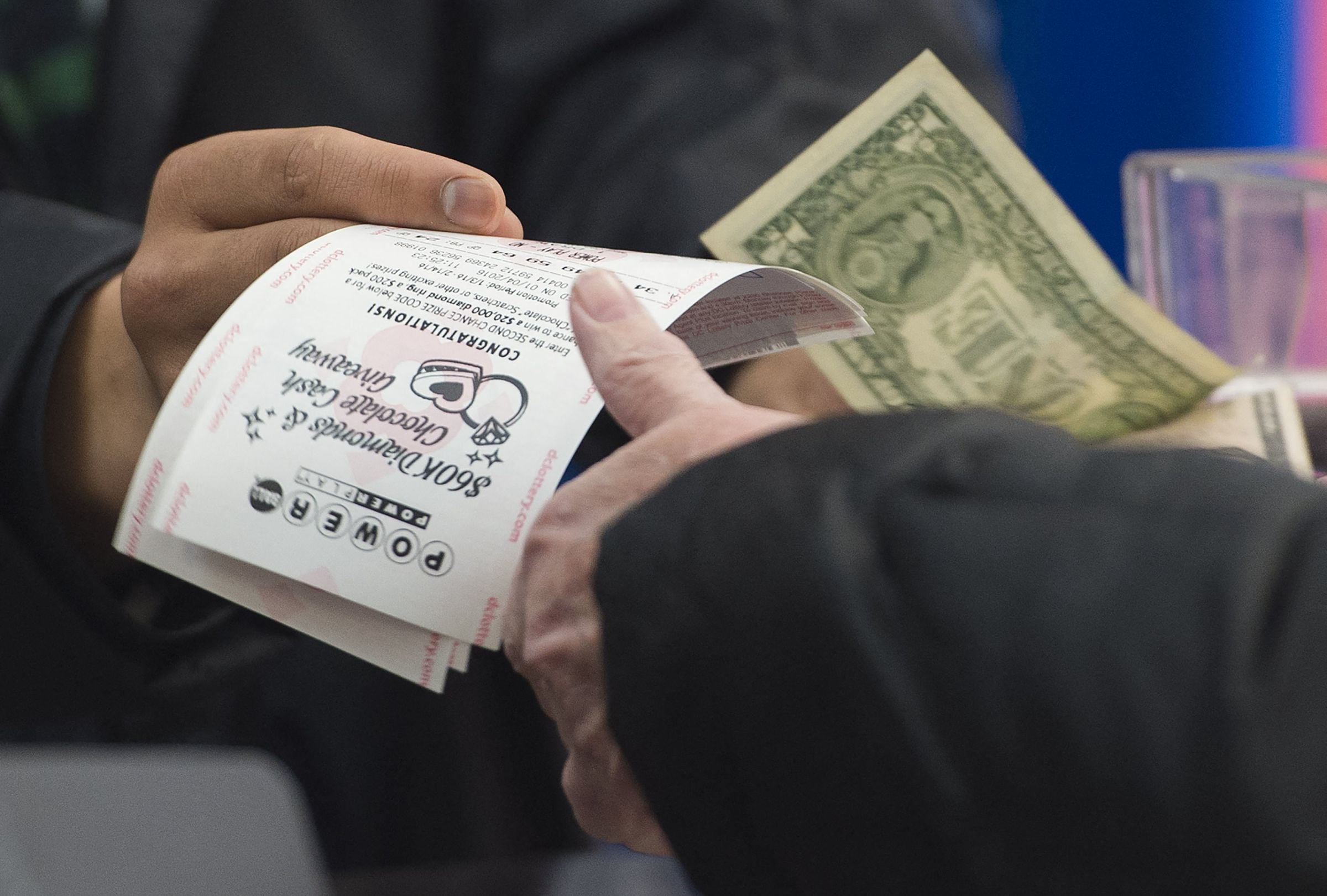 Revisa esta nota para que descubras quién ganó el Powerball hoy, lunes 9 de marzo, en EE.UU. (Foto: SAUL LOEB / AFP)