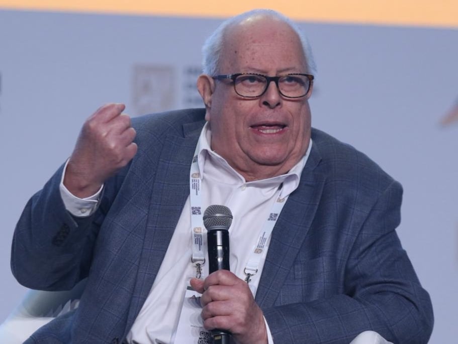 Julio Velarde enfatiza que el BCRP no tiene compromiso con el tipo de cambio, sino con la inflación.