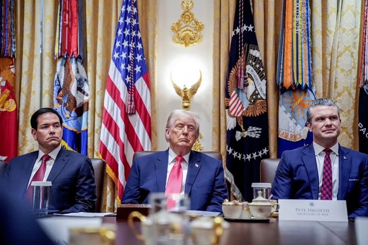 Fotografía del presidente de EE.UU., Donald Trump, junto a sus secretarios de Estado, Marco Rubio, y de Guerra, Pete Hegseth, en la Casa Blanca, en Washington. Foto: EFE/EPA/ Yuri Gripas