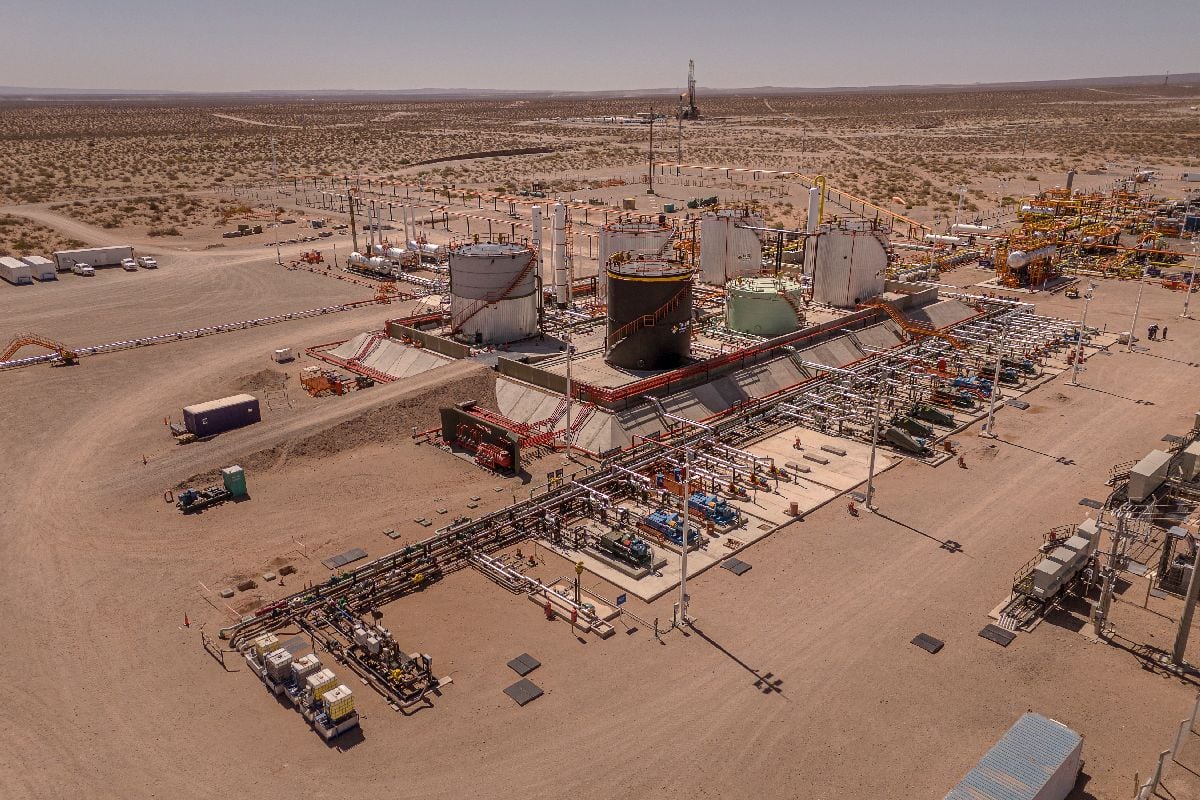 Una planta de tratamiento de petróleo y gas, y a lo lejos, una plataforma de perforación, en el yacimiento de esquisto Bajada del Palo de Vista Energy en Neuquén. Fotógrafo: Sarah Pabst/Bloomberg