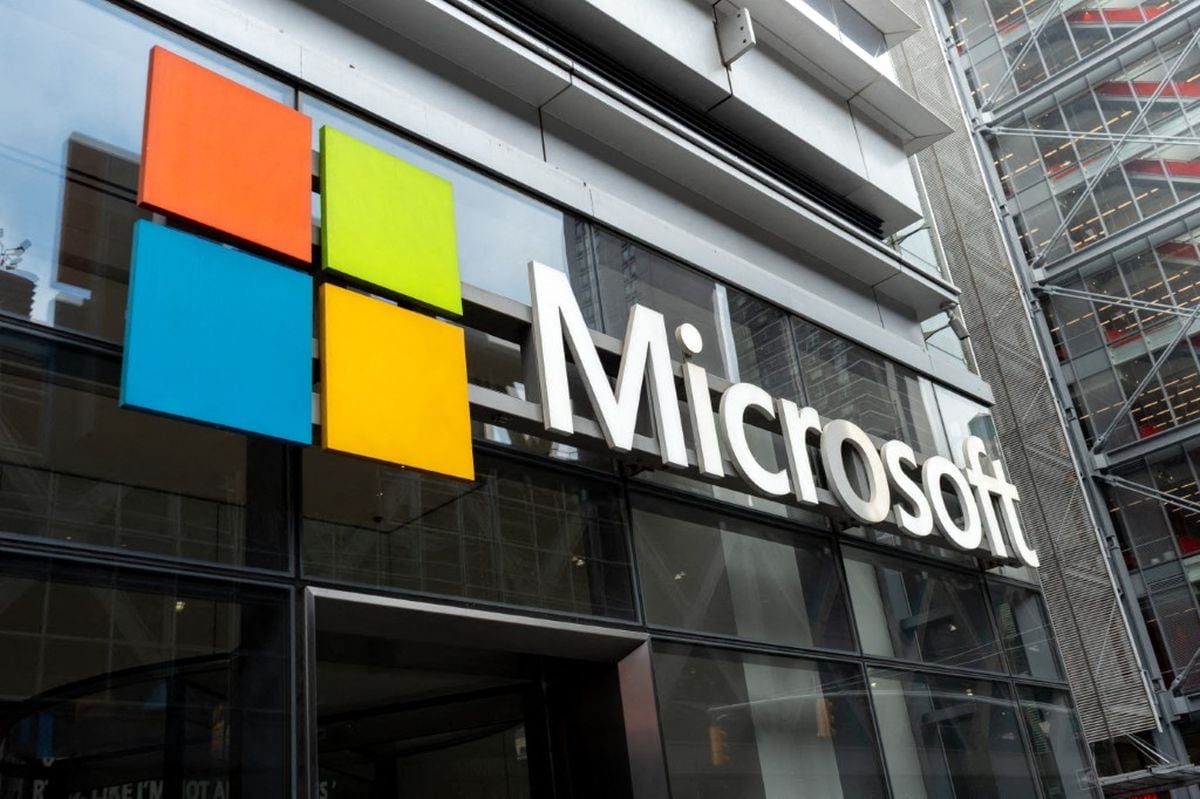 Microsoft negó haber usado las visas H-1B para desplazar a empleados estadounidenses y aseguró que gran parte de sus solicitudes corresponde a trabajadores que ya integran su plantilla (Foto: Marcin Golba/NurPhoto vía AFP)