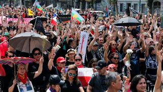 Miles de personas marchan de negro y en silencio contra la “represión” en Chile | FOTOS