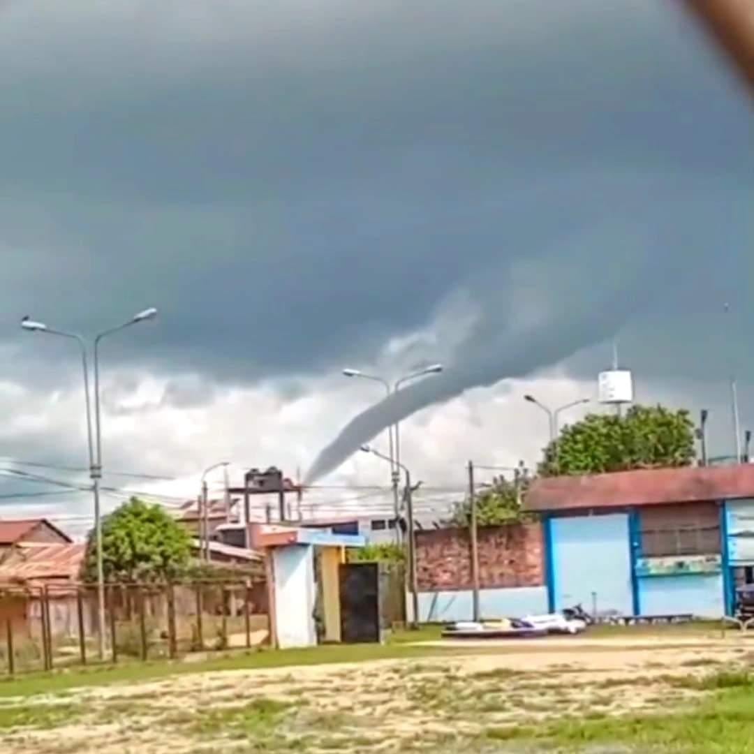 “Nube embudo” oscureció el cielo de Pucallpa