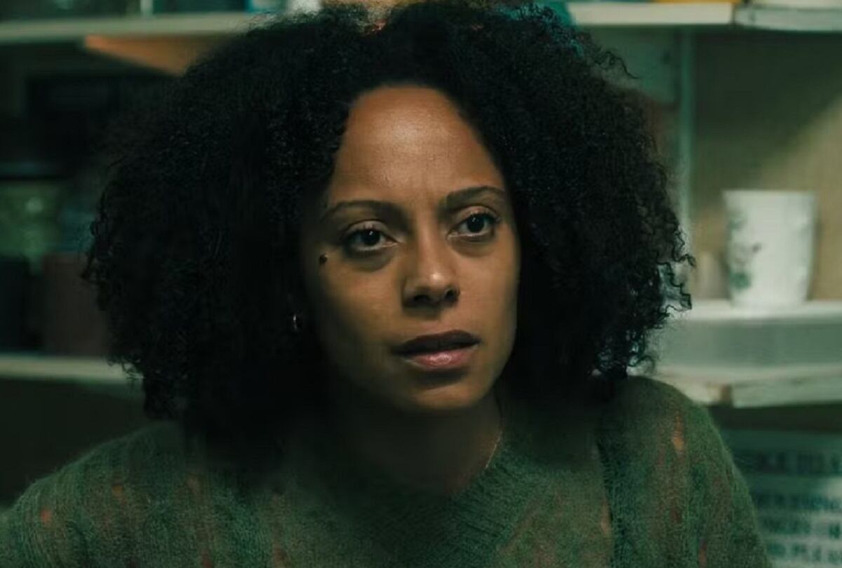 Kat Donovan (Rosalind Eleazar) busca desesperadamente la verdad sobre la muerte de su padre en la serie de suspenso "Me haces falta" (Foto: Netflix)