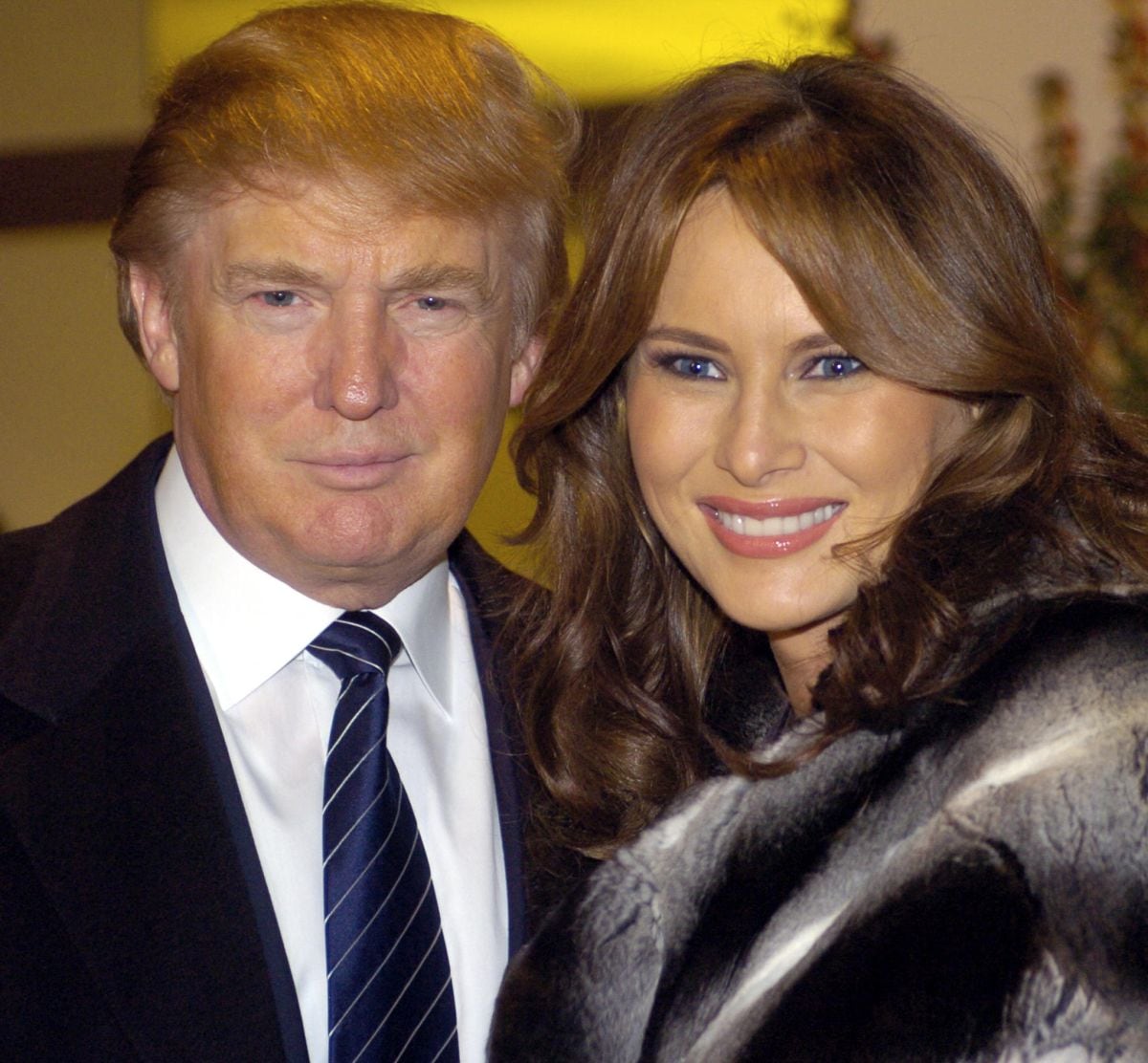 Donald Trump y su esposa Melania llegan al Museo de Arte Moderno el 1 de noviembre de 2005 en Nueva York para una recepción en honor del Príncipe Carlos de Gran Bretaña y su esposa Camilla (Foto: AFP)