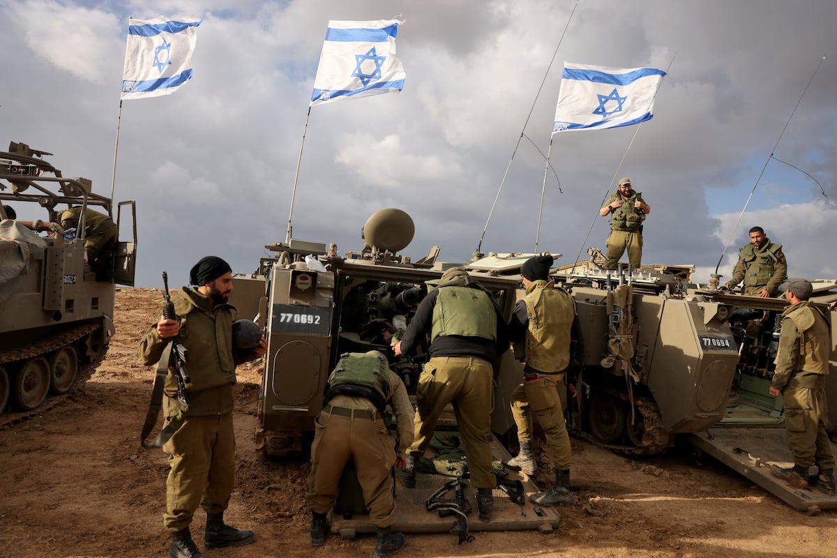 Los soldados de Israel se desplegaron cerca de la frontera con la Franja de Gaza el 20 de noviembre de 2023. (Foto de Menahem KAHANA / AFP).