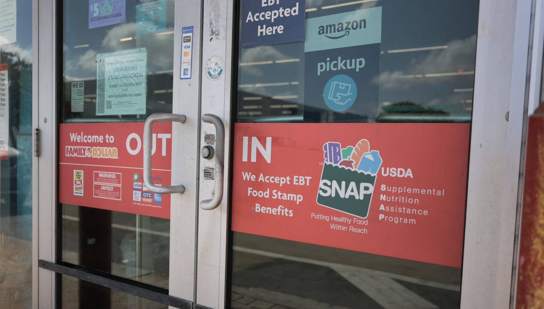 En Florida no todos reciben los cupones de alimentos el mismo día: los depósitos se escalonan casi todo el mes según el número de caso (Foto: Joe Raedle / Getty Images / AFP)