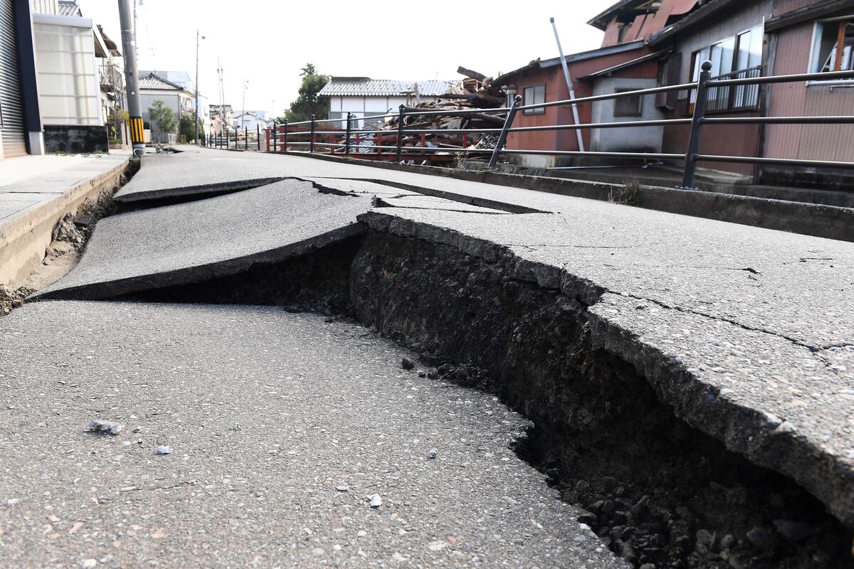 Esta vista general muestra el pavimento muy dañado en la ciudad de Anamizu, prefectura de Ishikawa, el 4 de enero de 2024, después de que un gran terremoto de magnitud 7,6 sacudiera Japón. (Foto de Toshifumi KITAMURA / AFP).