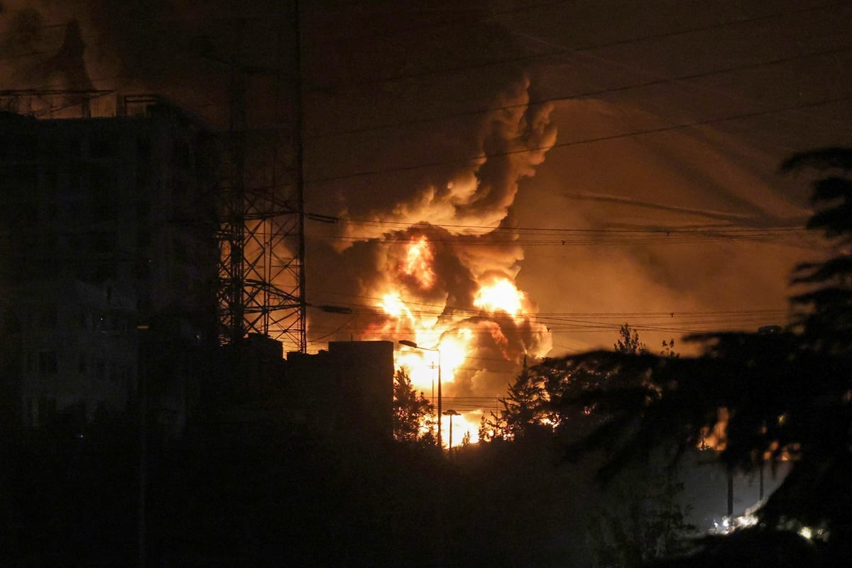 Un incendio arde en los depósitos de petróleo de Shahran, al noroeste de Teherán, el 15 de junio de 2025. (Foto de ATTA KENARE / AFP)
