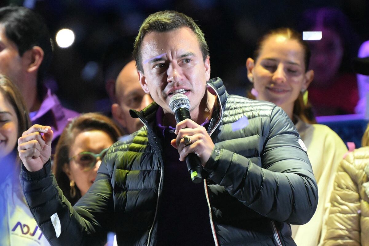 El primer sondeo a boca de urna pronosticaba que Daniel Noboa obtendría algo más de 50% de los votos y su rival izquierdista Luisa González un 42%. (Foto de Rodrigo BUENDIA / AFP)