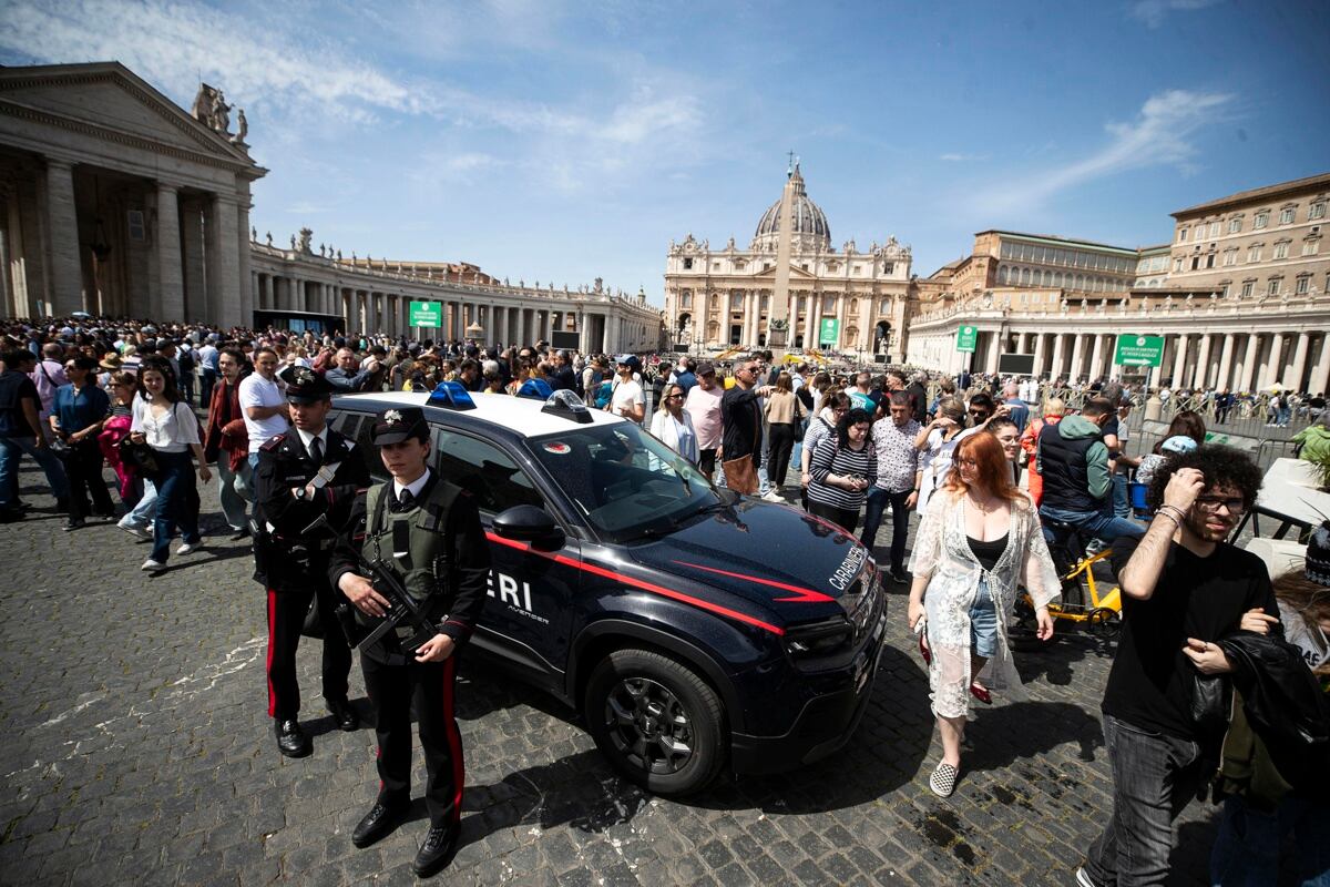 Personal policial de guardia en la Plaza de San Pedro tras el fallecimiento del Papa Francisco, Ciudad del Vaticano, el 21 de abril de 2025. El Papa Francisco falleció el 21 de abril de 2025 a la edad de 88 años, según la Santa Sede. Nacido como Jorge Mario Bergoglio en Buenos Aires, Argentina, el 17 de diciembre de 1936, fue nombrado líder de la Iglesia Católica el 13 de marzo de 2013, sucediendo al Pontífice Emérito Benedicto XVI. (Papa, Santa Sede) EFE/EPA/ANGELO CARCONI