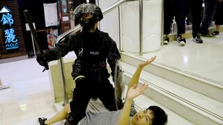 Hong Kong: Varios heridos y detenidos tras duros enfrentamientos en un centro comercia | FOTOS