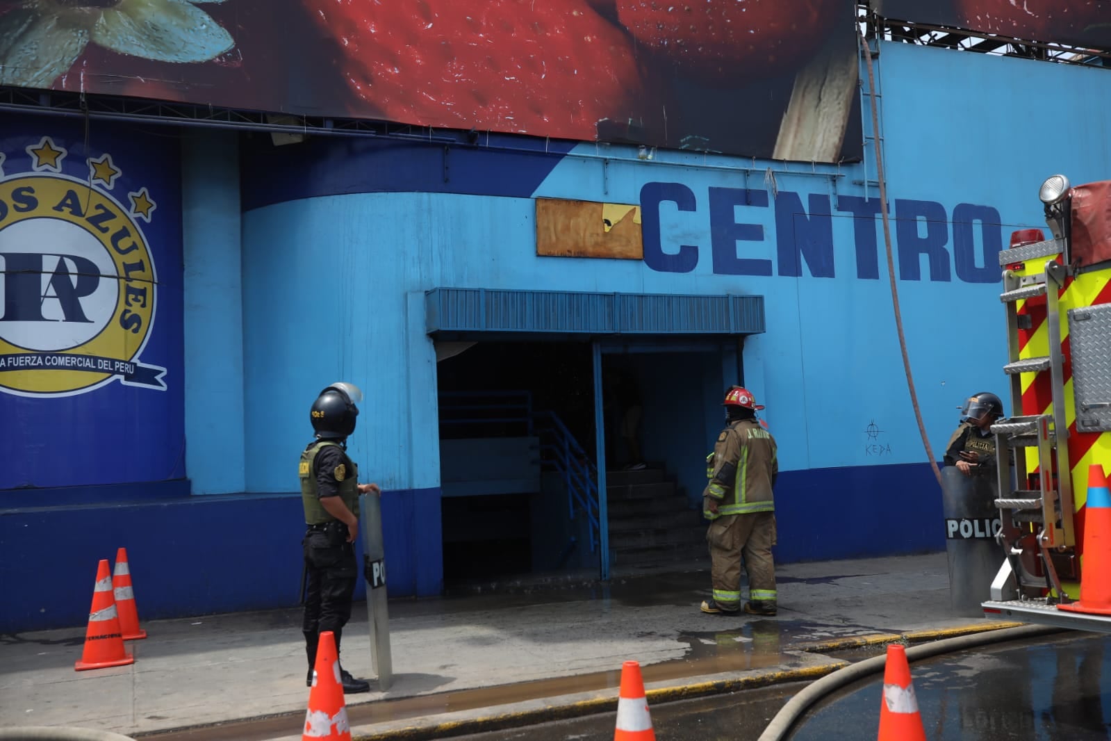 Bomberos controlaron incendio en segundo piso de Polvos Azules. (Fotos: DIana Marcelo / /@photo.gec)