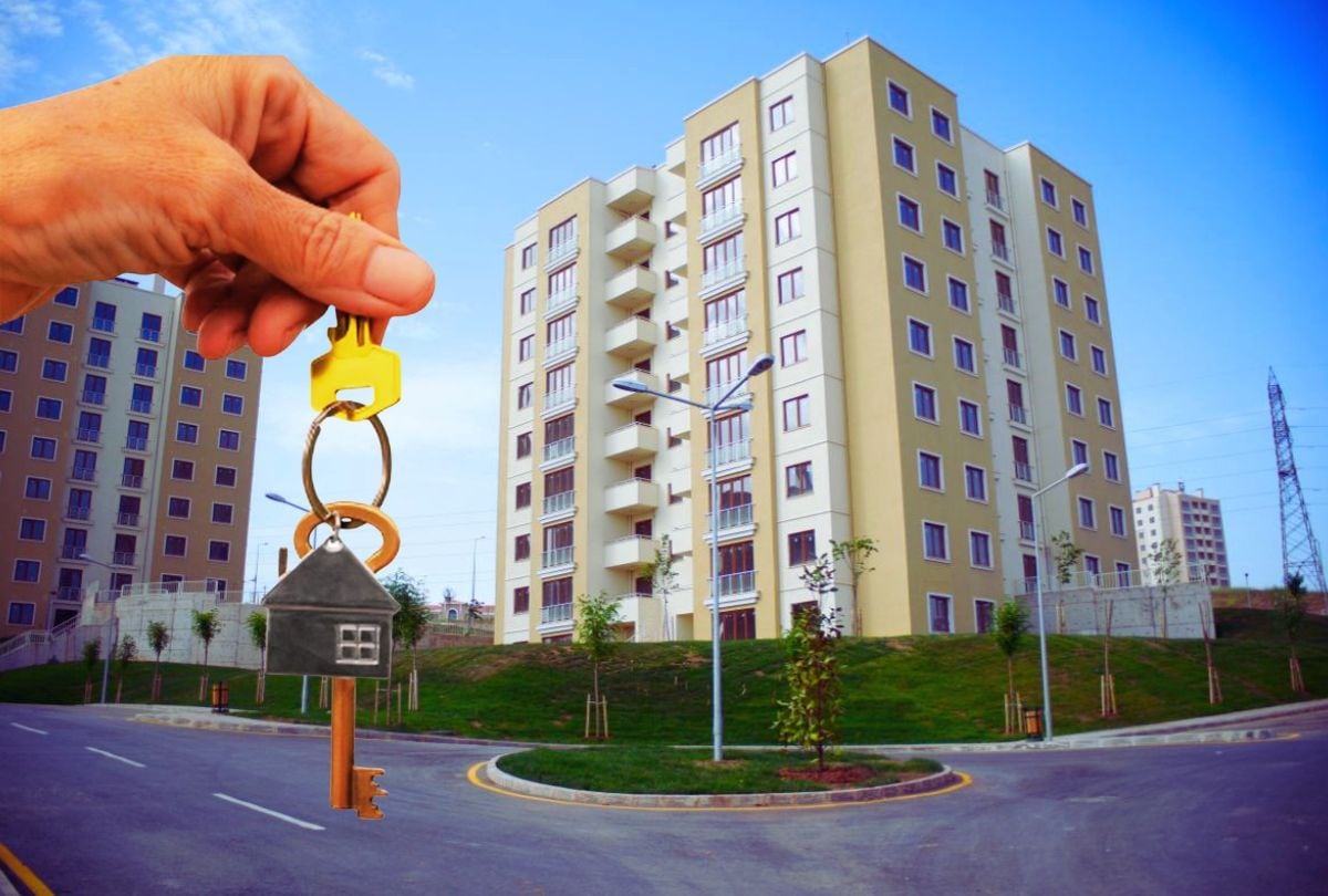 Con la consigna de que “las viviendas son para las personas, no para las corporaciones”, la ley introduce límites a los grandes fondos que compran miles de casas, mientras impulsa la construcción de nuevos proyectos en zonas donde los precios se dispararon (Foto: Freepik / Composición Canva para El Comercio MAG)