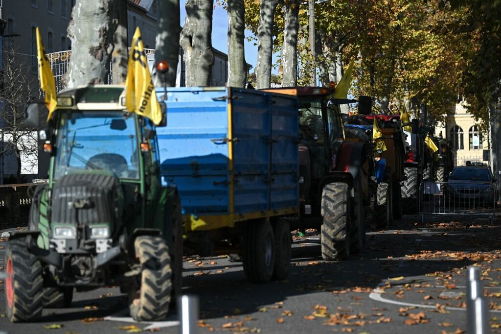 Un convoy de tractores conducido por agricultores del sindicato "Coordination rurale" es visto en el segundo día de una protesta nacional contra el acuerdo UE-Mercosur en Auch, suroeste de Francia, el 19 de noviembre de 2024. (Foto de Matthieu RONDEL / AFP)