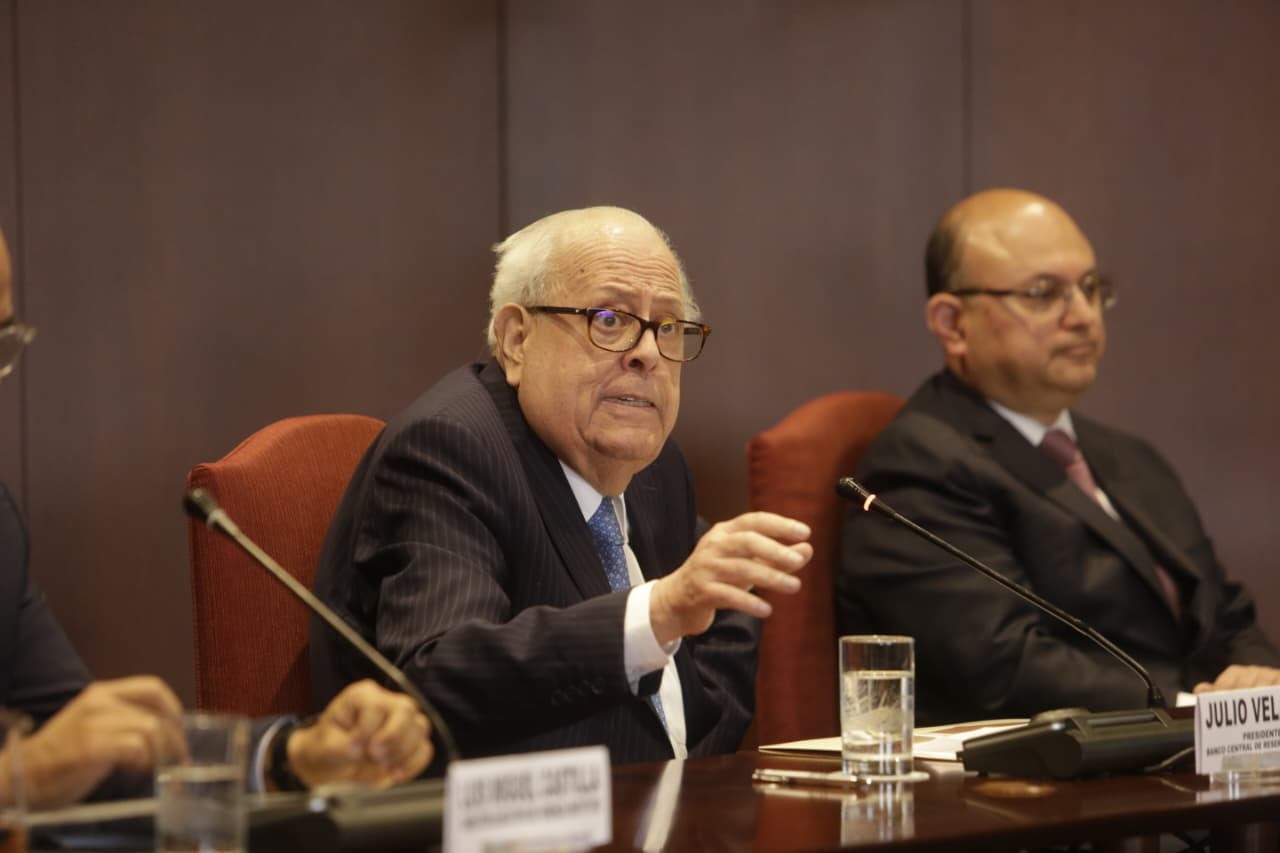 Julio Velarde recalca que el BCRP solo interviene en el mercado cambiario para moderar las fluctuaciones, pero los gestores de fondos consideran que, por ahora, ha frenado la caída del dólar.