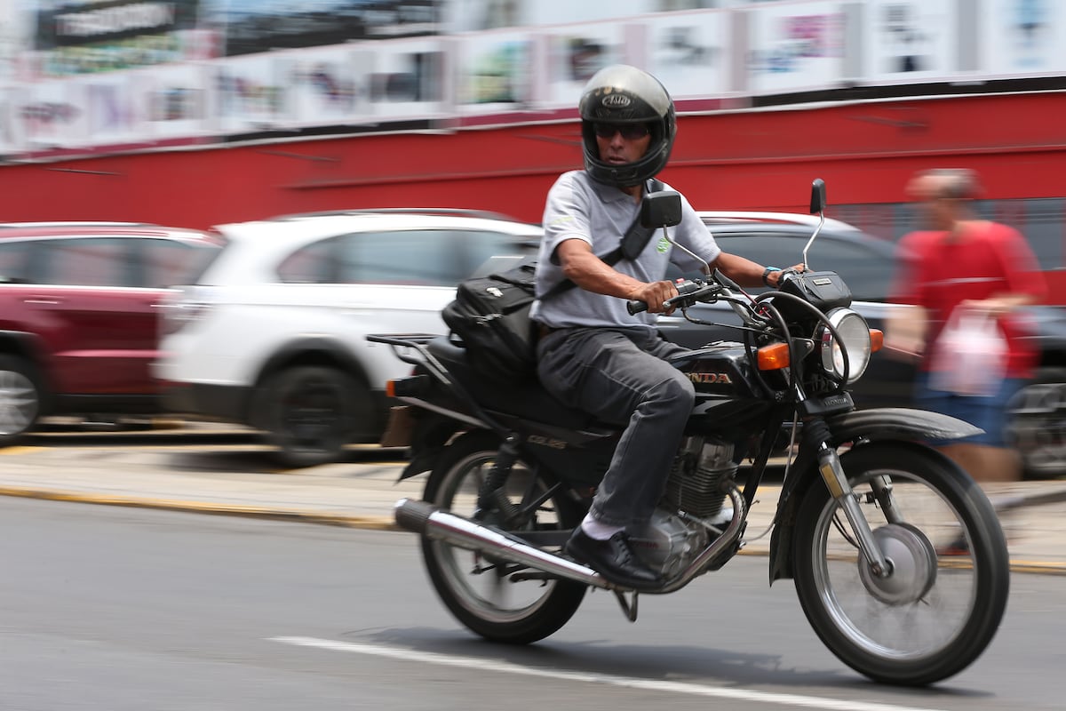 La motocicleta, al igual que un auto u otro vehículo automotor, debe circular por un carril completo en la vía, y no invadir las ciclovías y veredas. (Foto: Manuel Melgar Rodriguez/ GEC)
